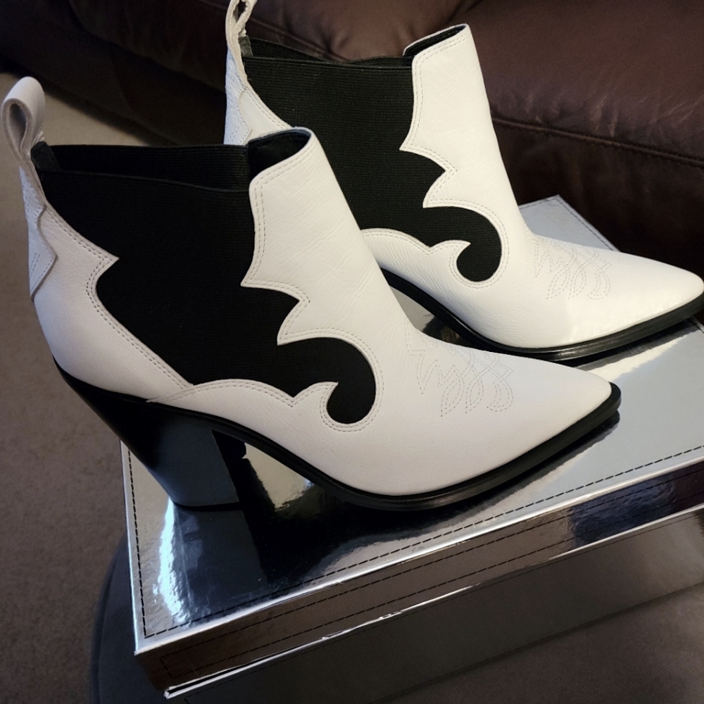 Women Booties Wht/Blk